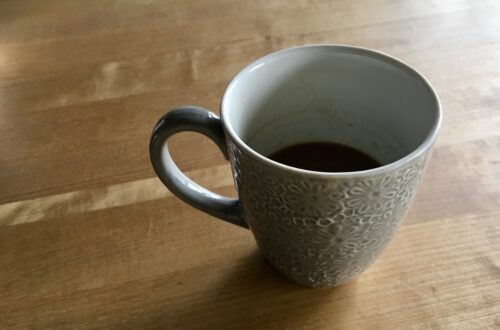 Kalter Kaffee in reiner grauen Tasse