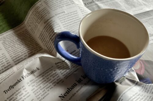 Kaffeetasse auf Zeitung