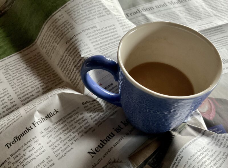 Kaffeetasse auf Zeitung